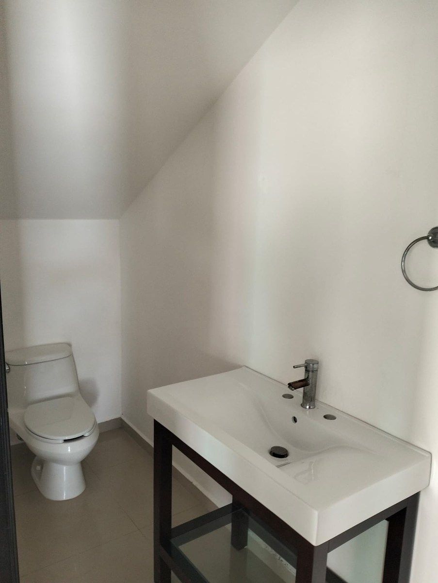 8 de 16: Baño de visitas