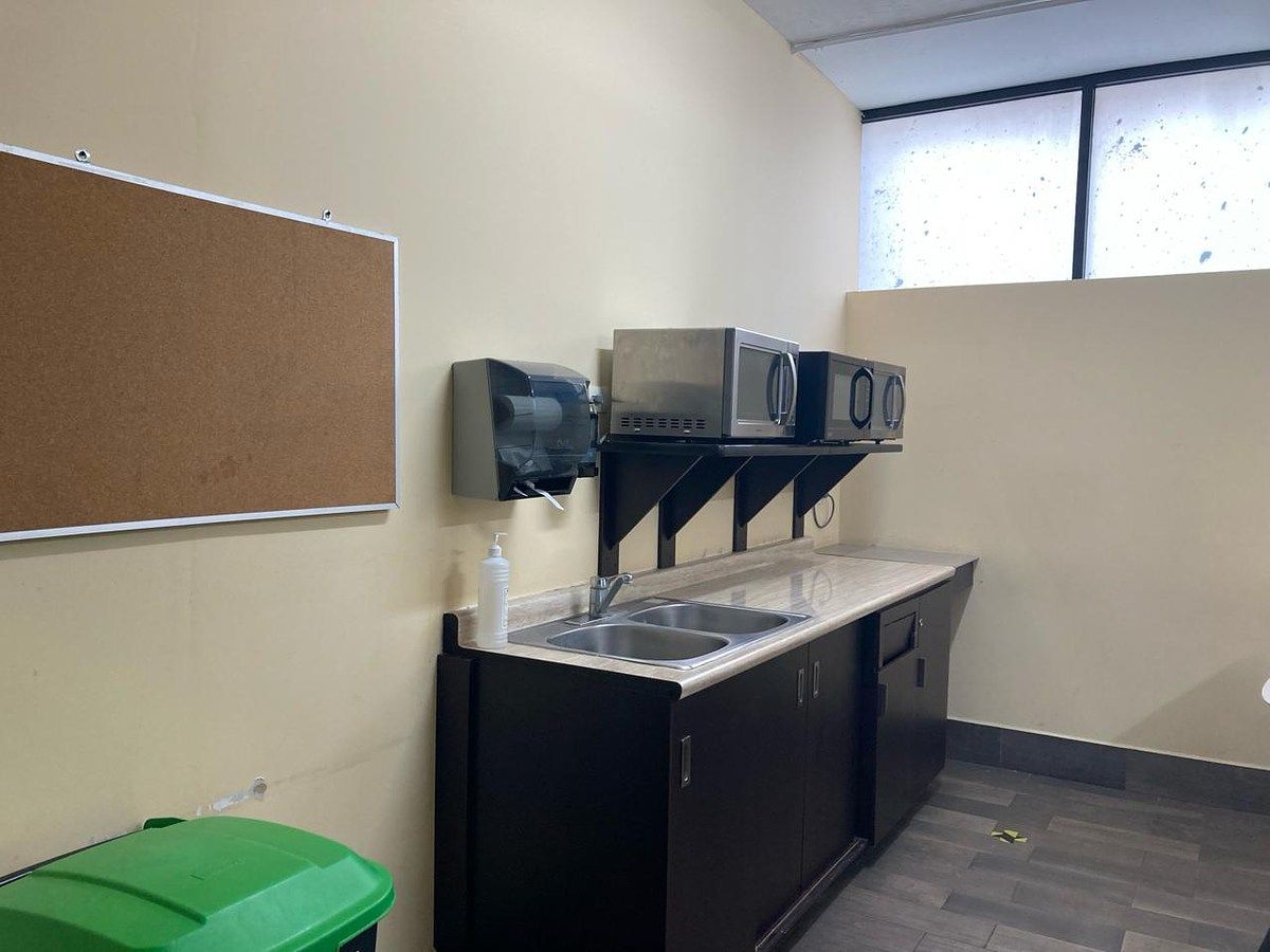 11 of 15: ÁREA DE COMEDOR COMPARTIDO