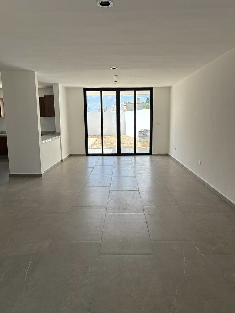 CASA EN VENTA CON PISCINA EN RESIDENCIAL ADARA, TEMOZÓN NORTE - foto 2