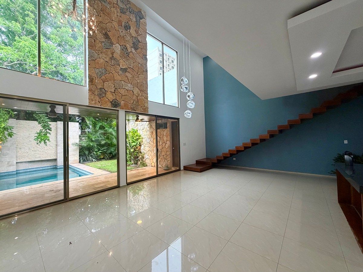 Casa à venda, com pé direito duplo, piscina e painéis solares. (SEM MOBÍLIA), foto 1 de 14