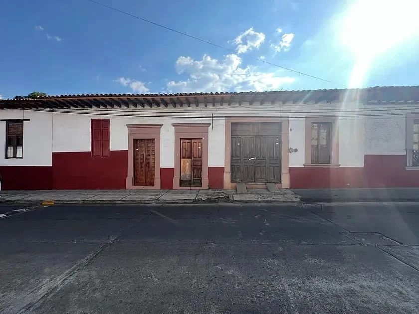 House with premises steps away from Plaza Vasco de Quiroga — Pátzcuaro Center · 1,157 m², photo 1 of 21