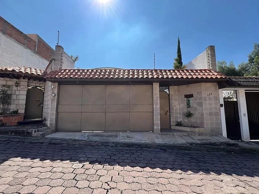 Residência com jardim interior e lareira — Vista Bella, Morelia · 270 m², foto 1 de 4