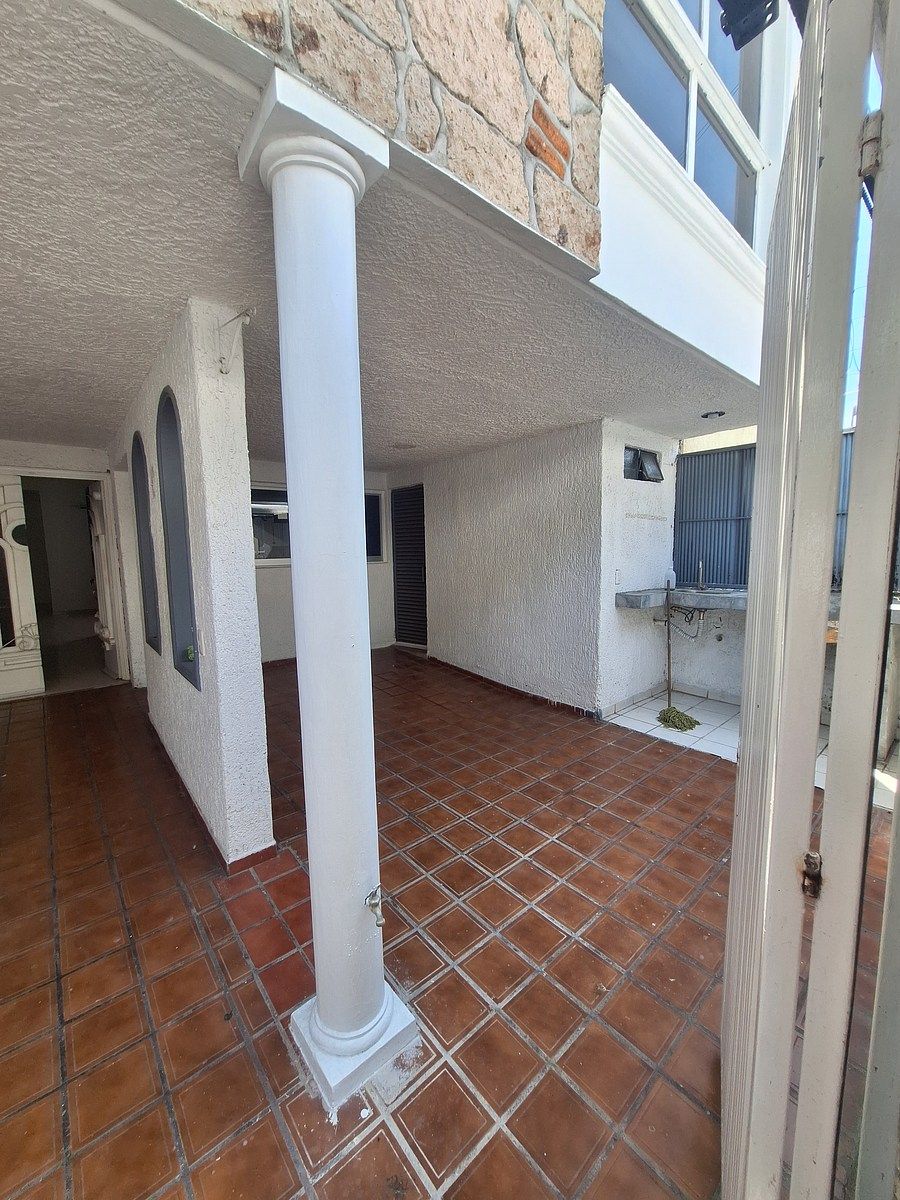 2 de 18: Zona social en cochera con medio baño para visitas y asador