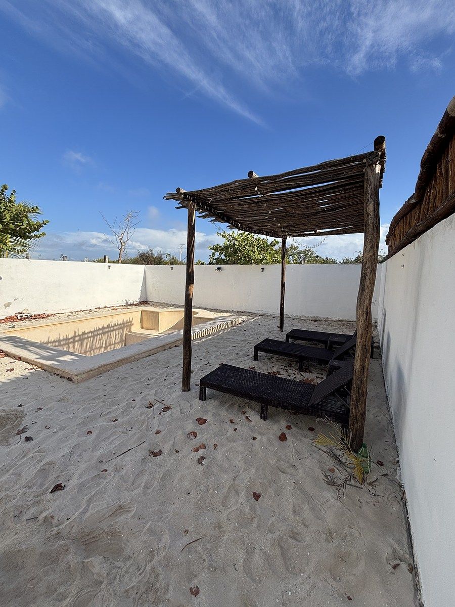 11 de 14: ALBERCA Y PATIO