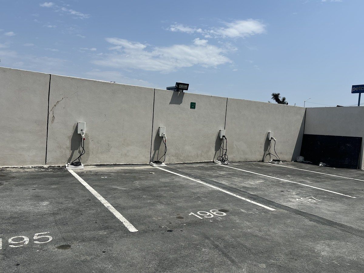 21 de 21: Cargadores eléctricos para auto.