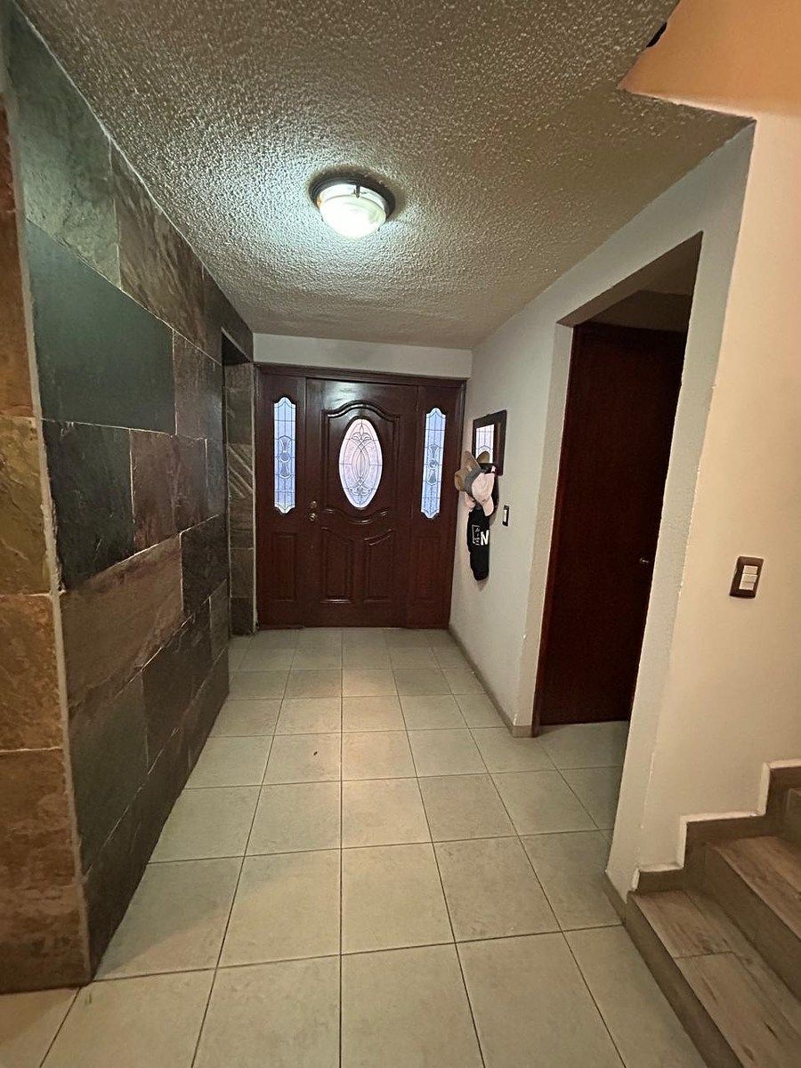 2 de 19: Entrada con puerta de madera y cristal