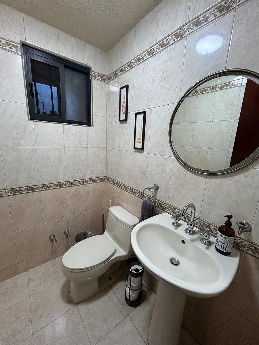 4 de 19: Medio baño de visitas