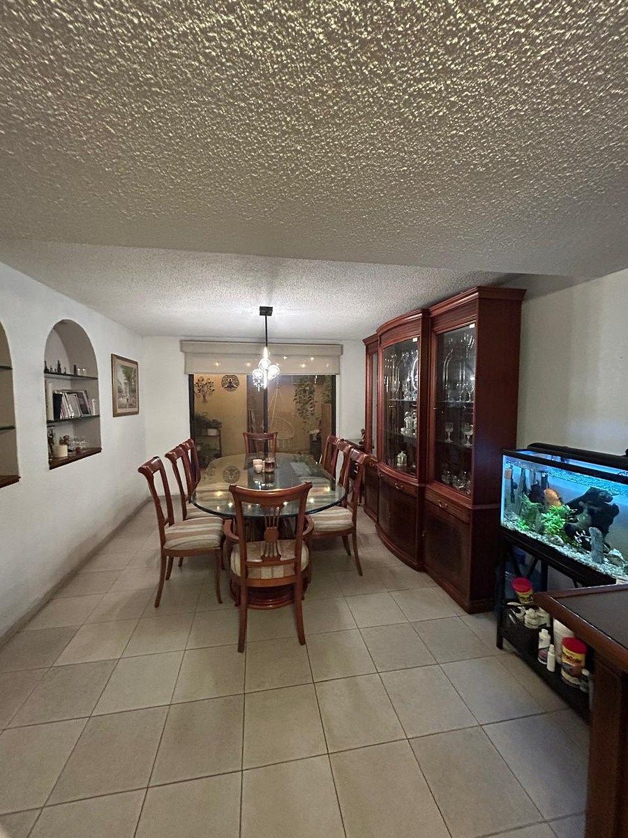 5 de 19: Comedor, con repisas de cristal que se quedan