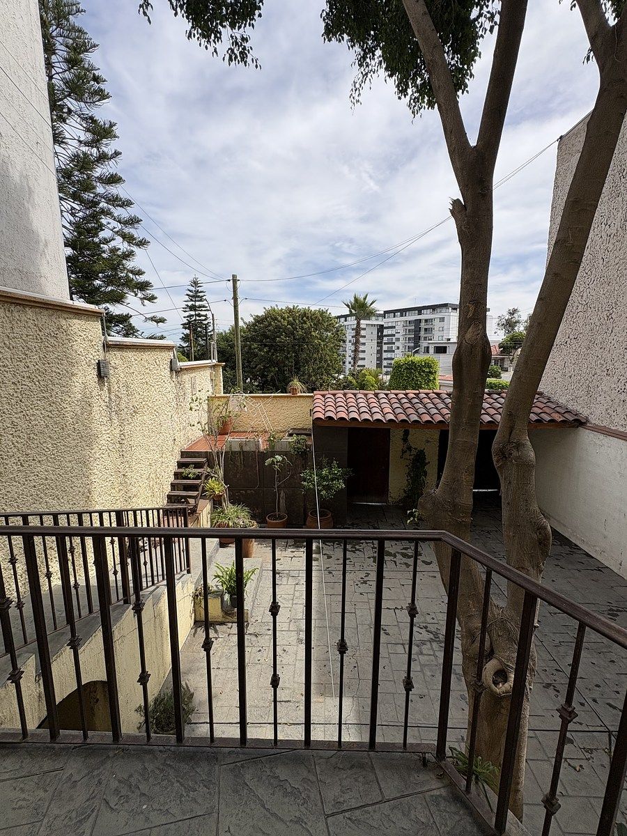 2 de 42: Patio y estacionamiento