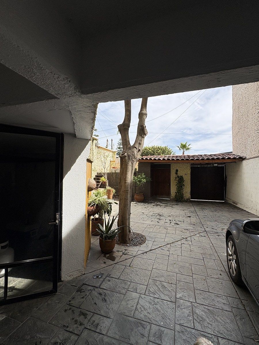 25 de 42: Estacionamiento para 5 carros y patio