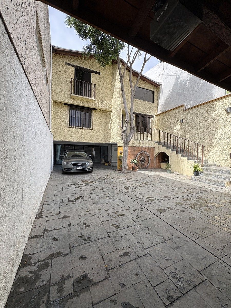 18 de 42: Estacionamiento para 5 carros