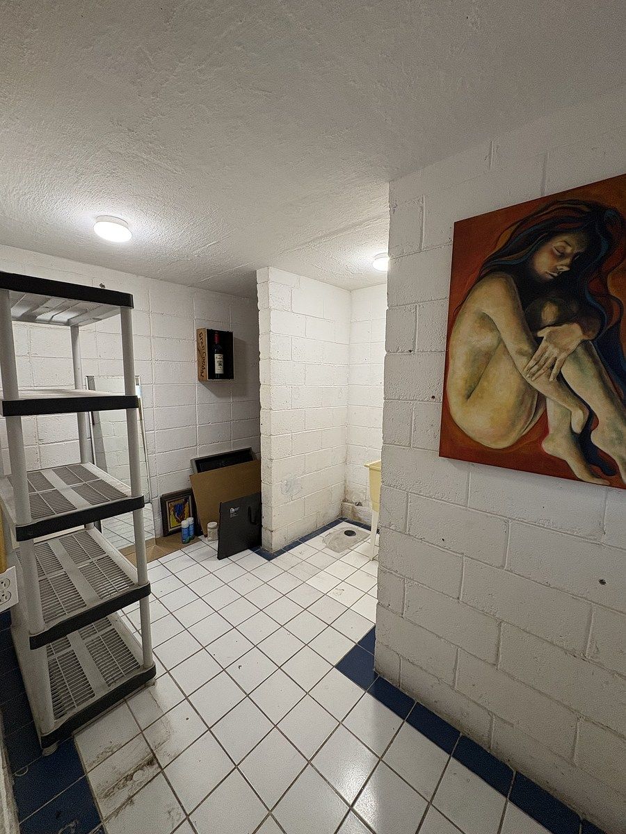 23 de 42: Baño completo con cava o vestidor