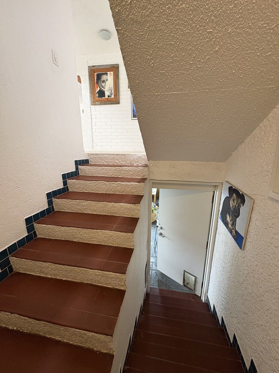 19 de 42: Escaleras de los 3 pisos