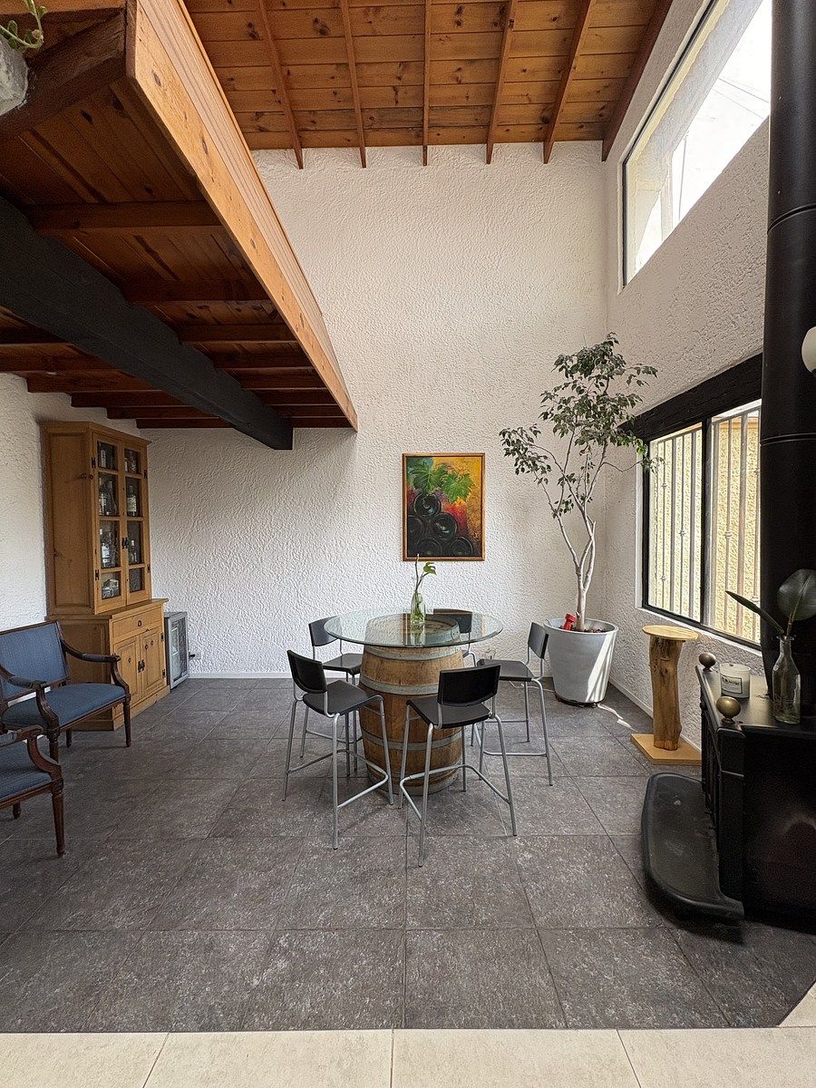 3 de 42: Sala con bar