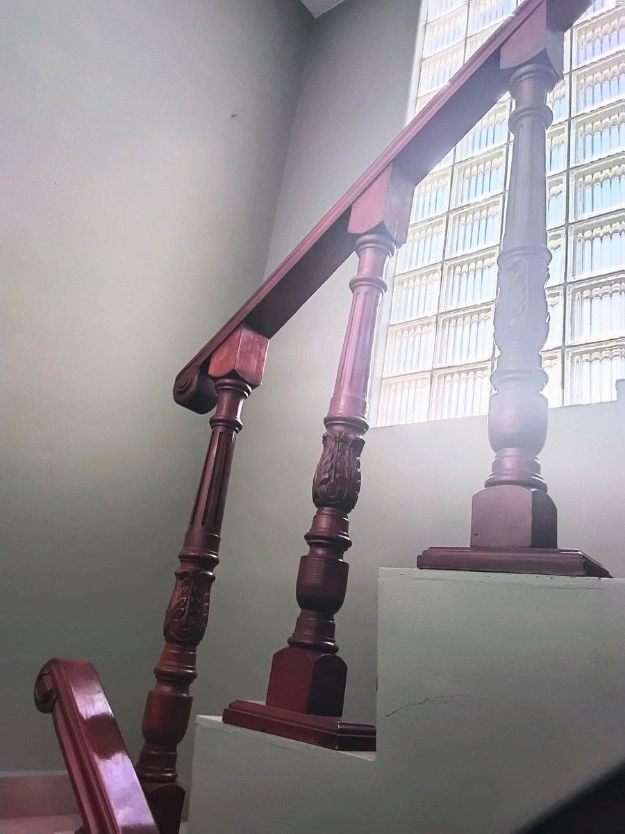 15 de 22: Escaleras con barandal de caoba