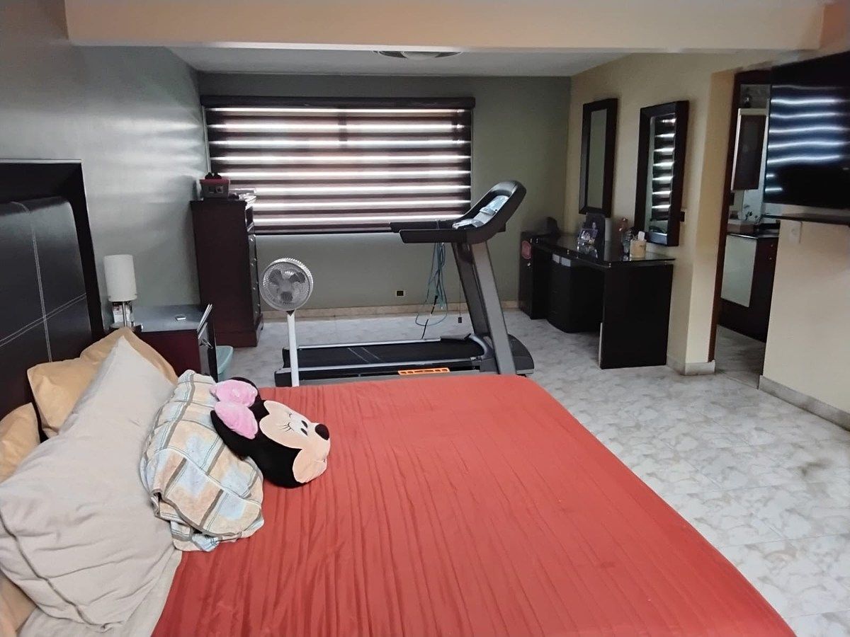 18 de 22: Recámara principal con  mueble a la medida en caoba y baño