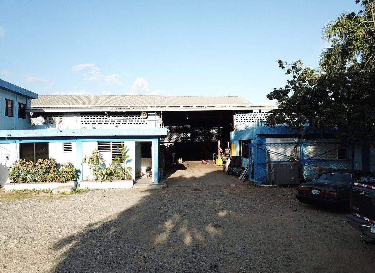 2 de 5: Edificio de oficinas y nave