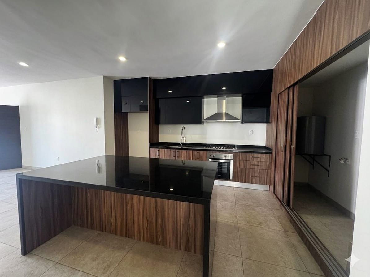 5 of 13: cocina con isla de granito