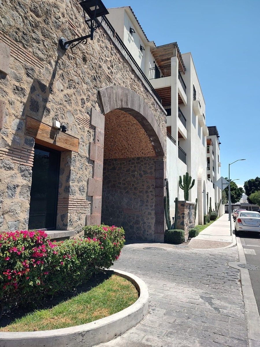 1 of 13: Entrada al condominio