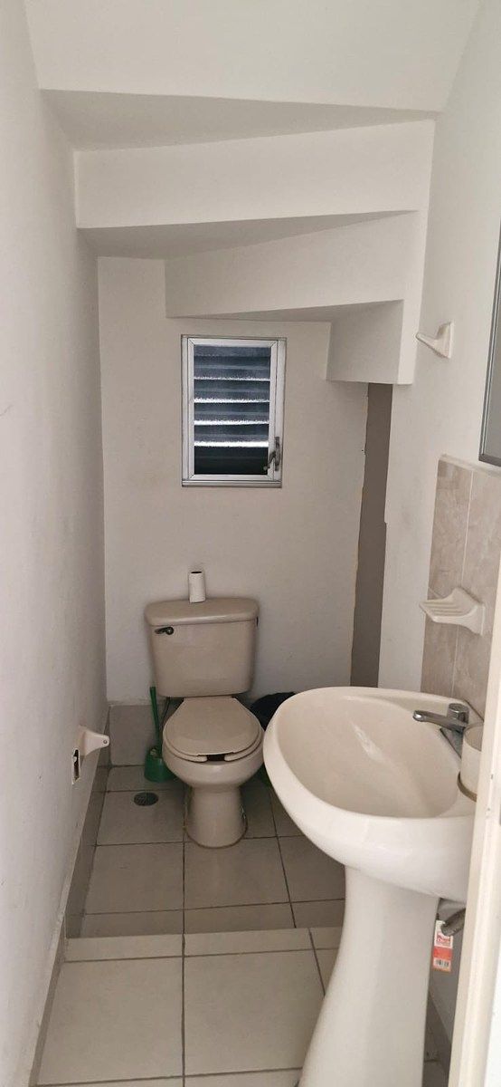 11 of 12: Medio baño