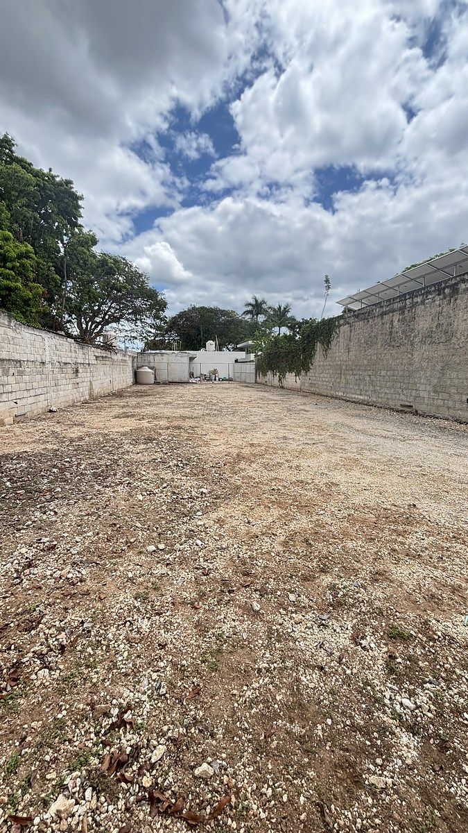 5 de 12: Bardeado
Con portón
Con toma de agua
Limpio
Aplanado