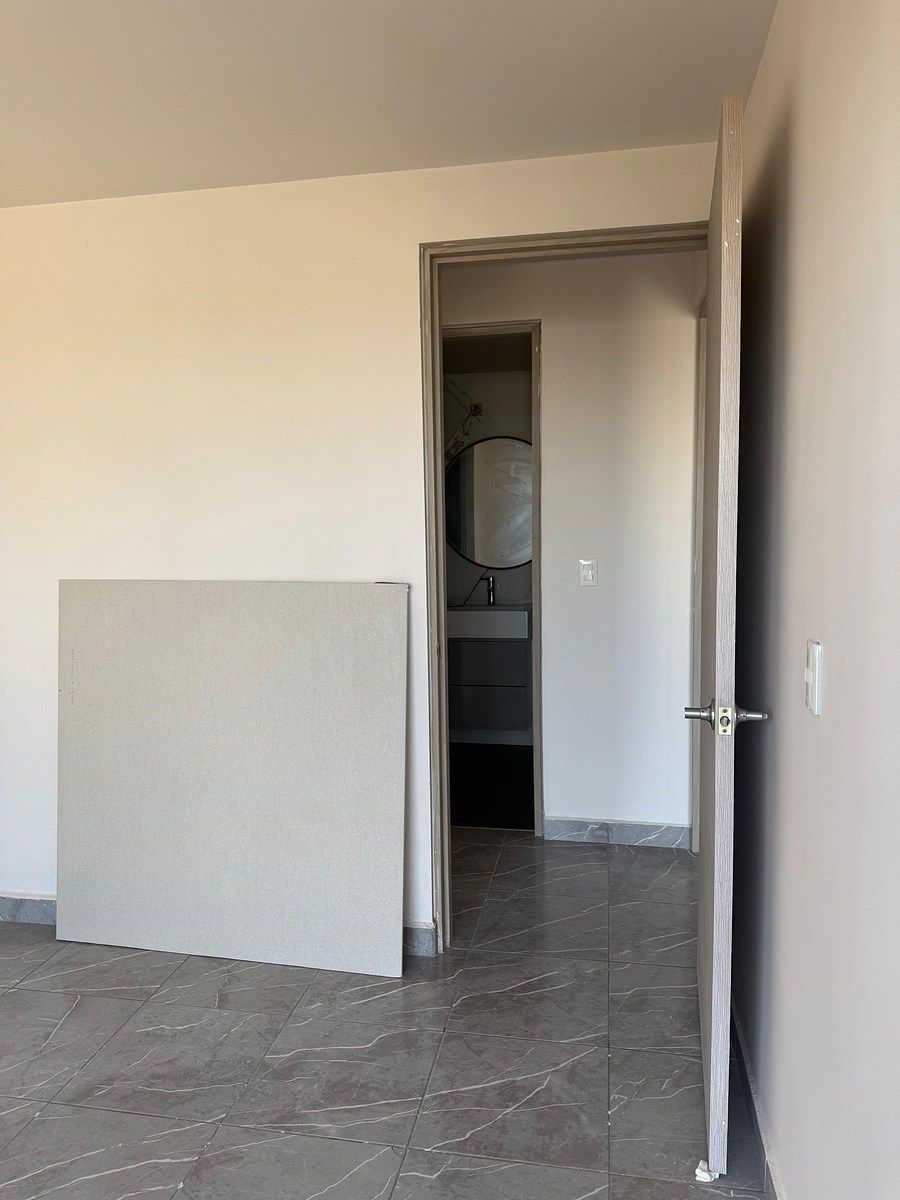 3 de 13: Habitación con baño enfrente