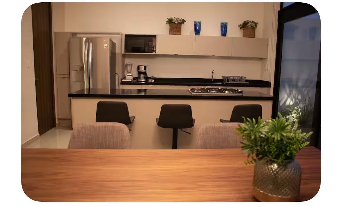 8 of 14: COCINA CON BARRA