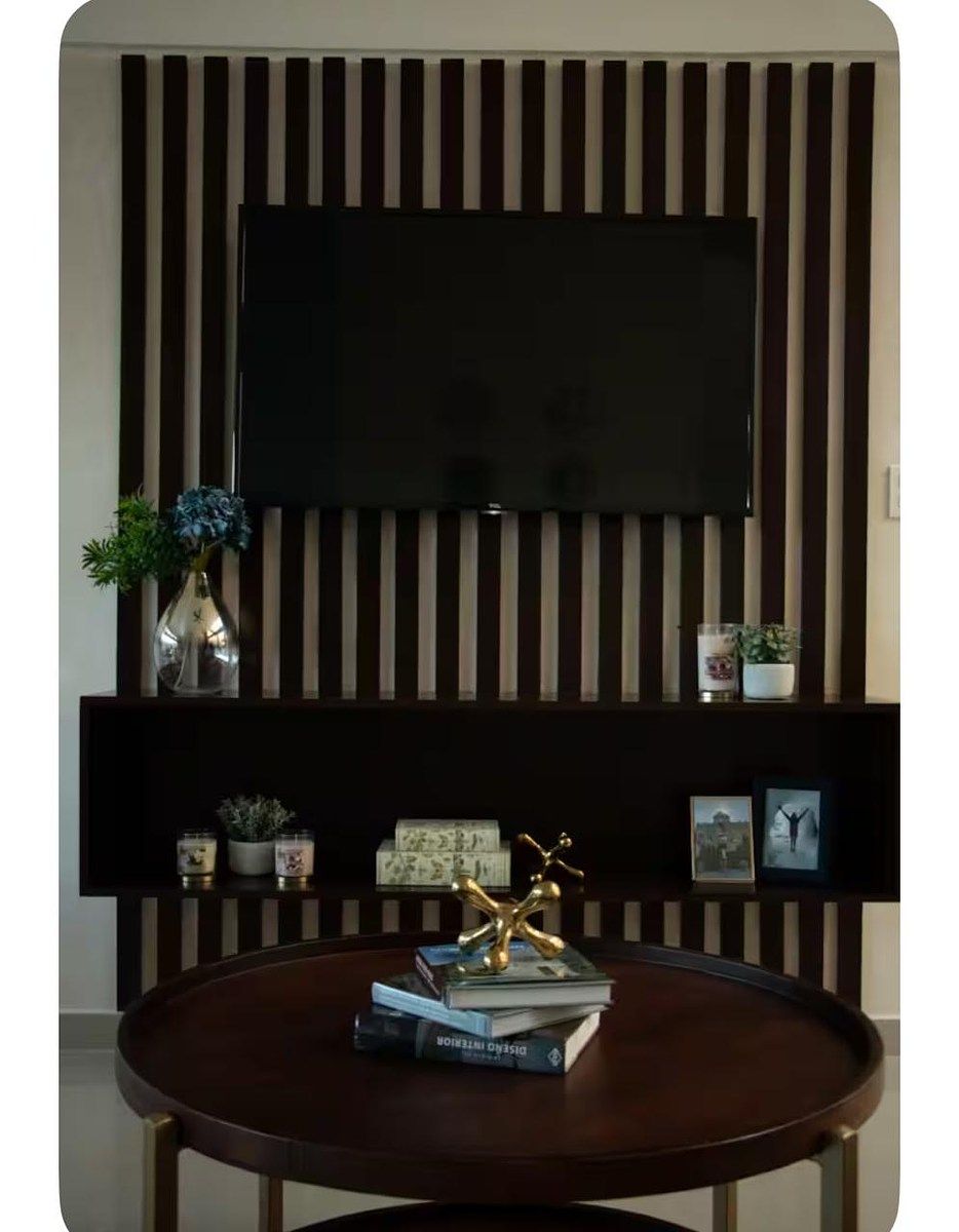 11 of 14: SALA CON TV