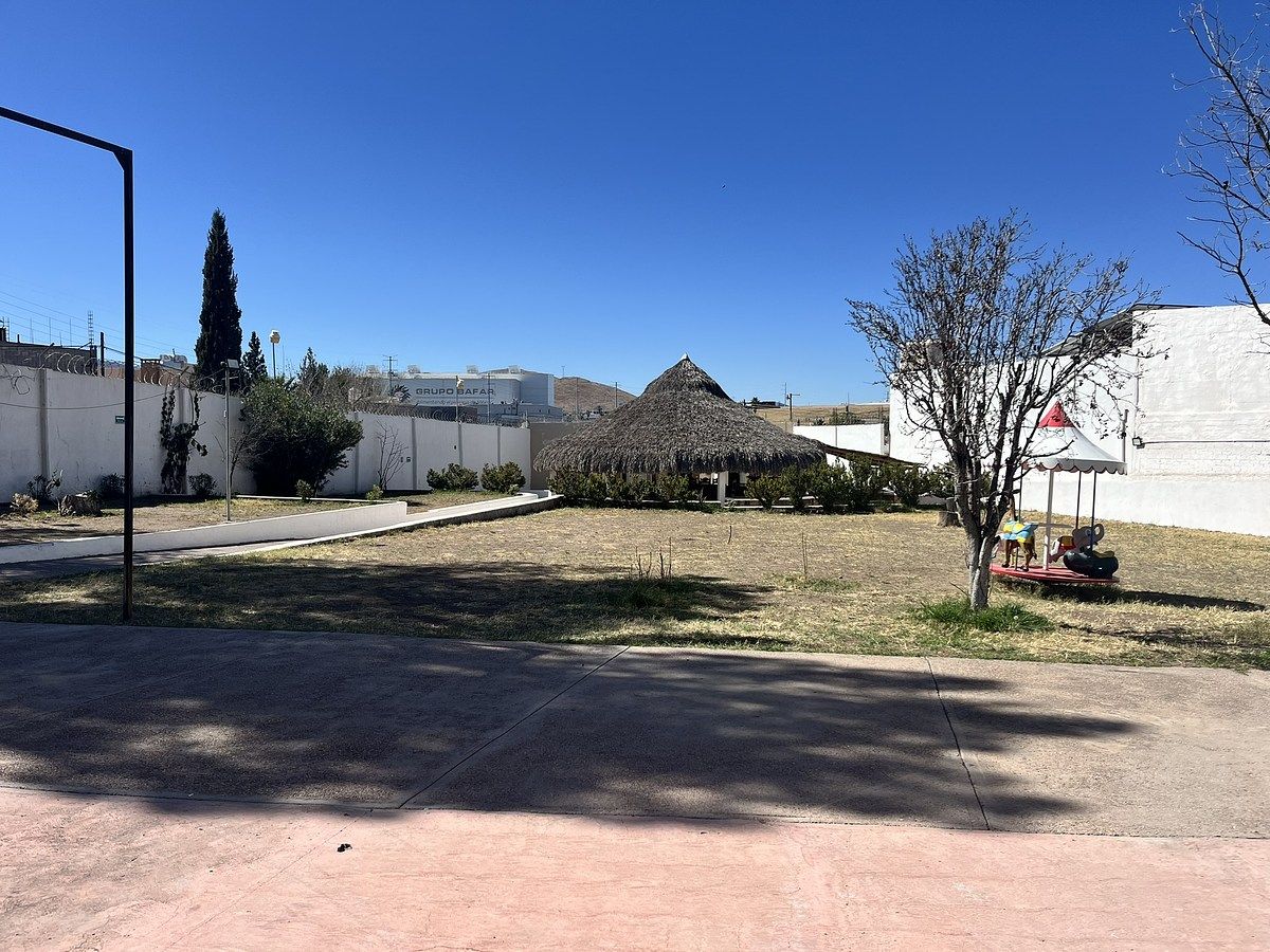 1 de 4: Jardín, al fondo está la casa 1 y palapa