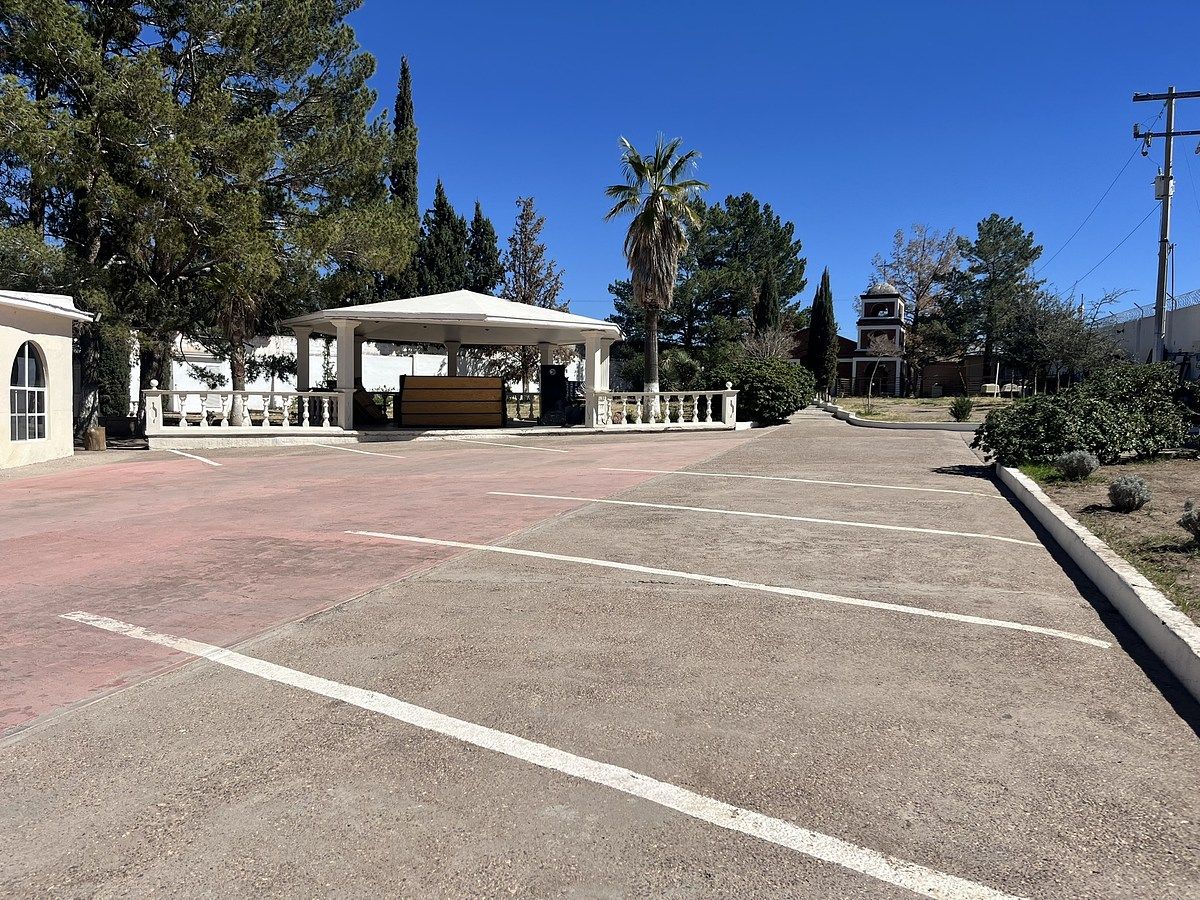 3 de 4: Kyosko, capilla y al fondo casa de trabajador