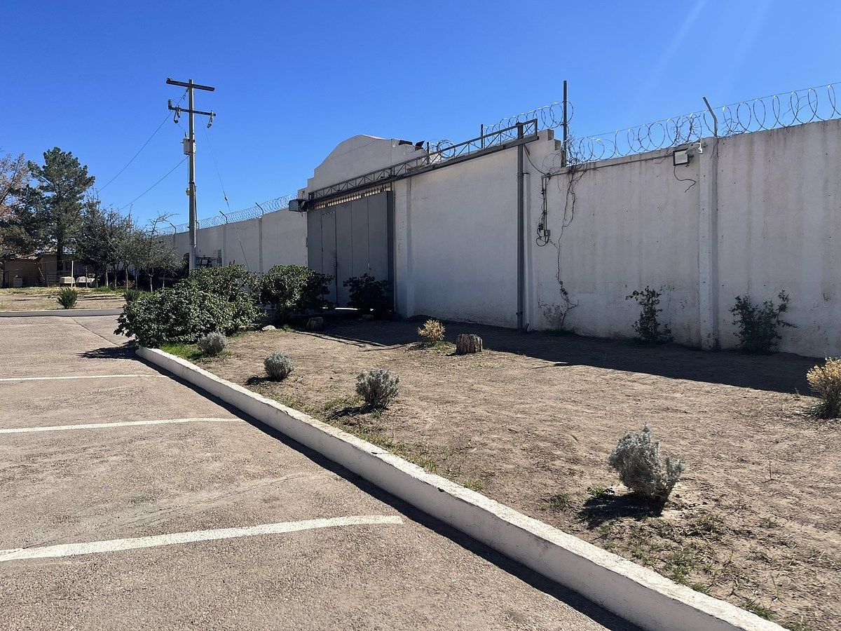 4 de 4: Barda perimetral y portón eléctrico