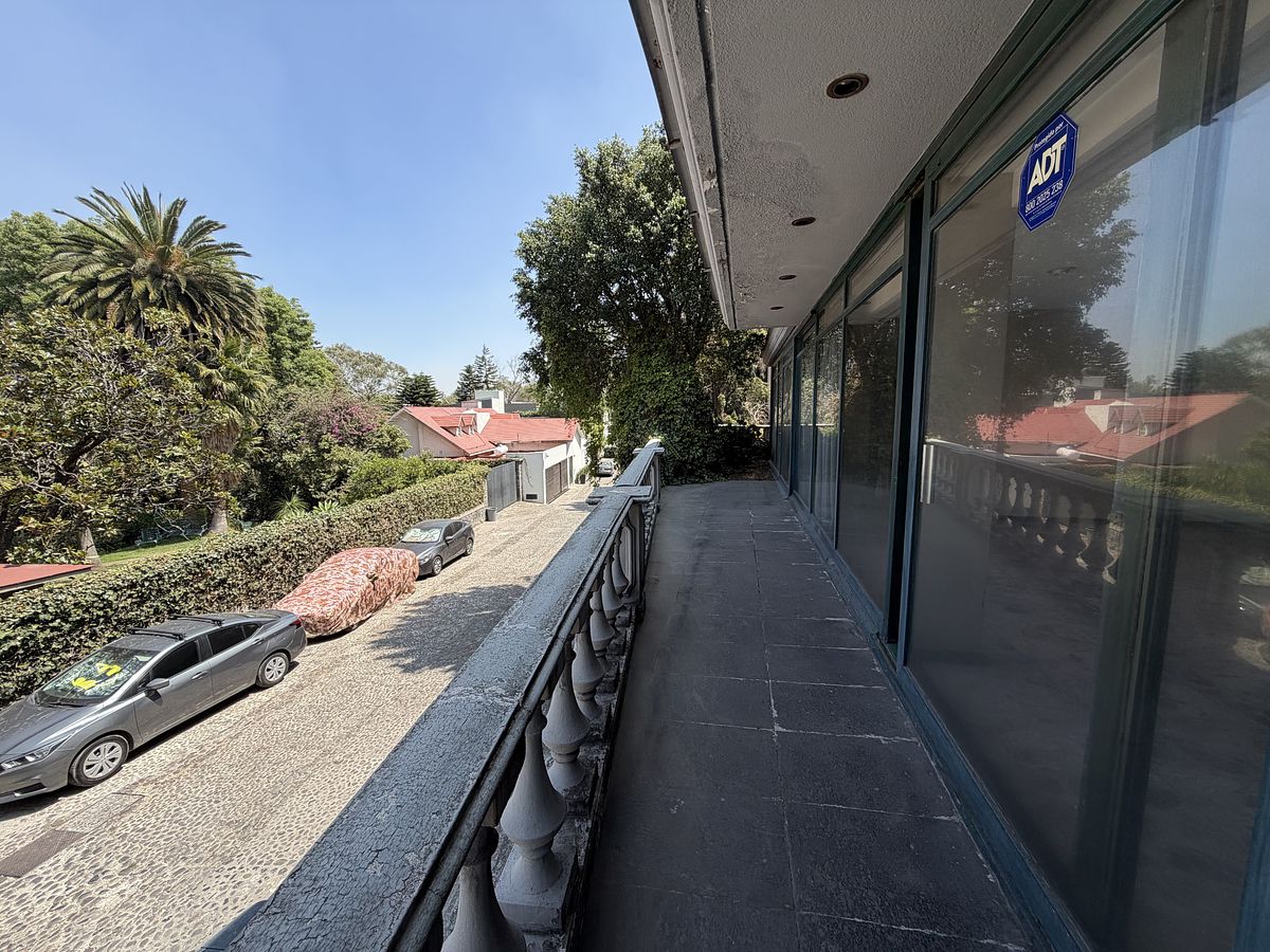 6 de 24: Balcón con vista a la privada