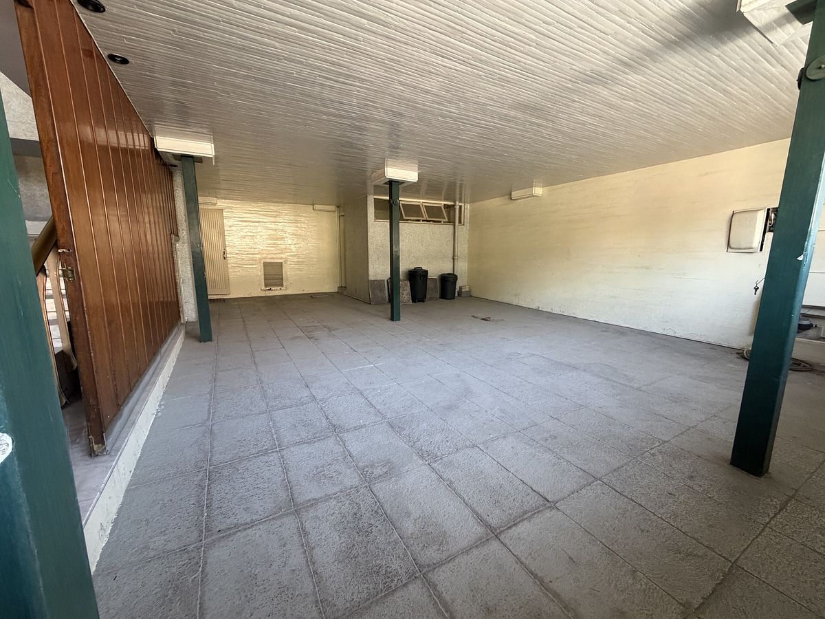 3 de 24: Estacionamiento techado