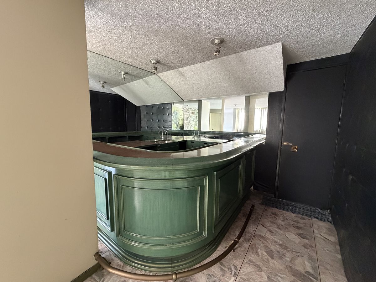 12 de 32: Bar con barra integrada