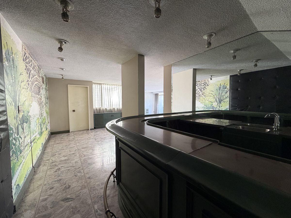 11 de 32: Bar con barra integrada