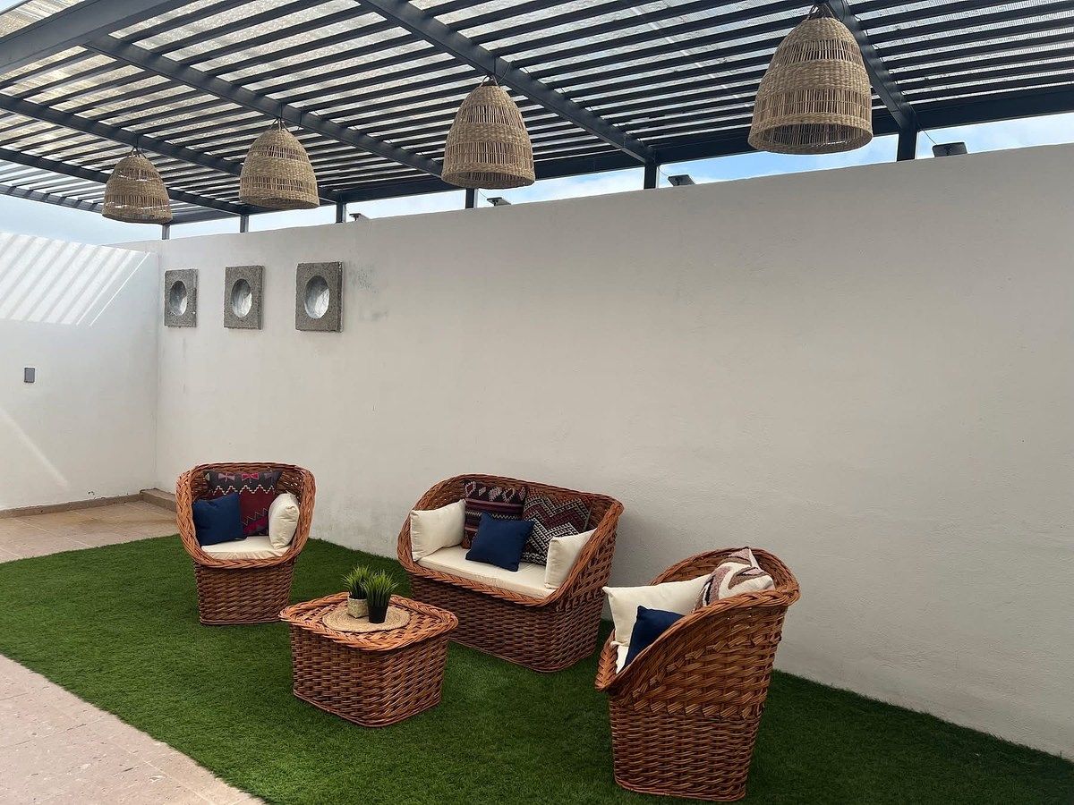 4 of 12: Patio con muebles de jardín y techo.