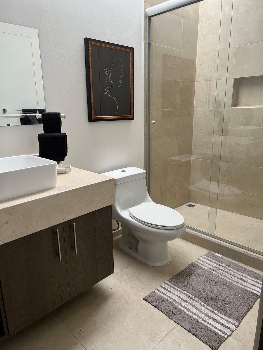 8 of 12: Baño para recámaras secundarias