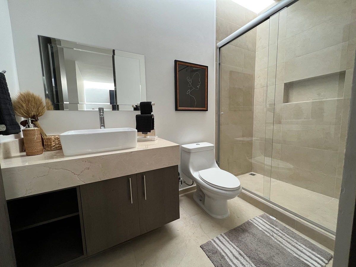 9 of 12: Baño de recámaras secundarias