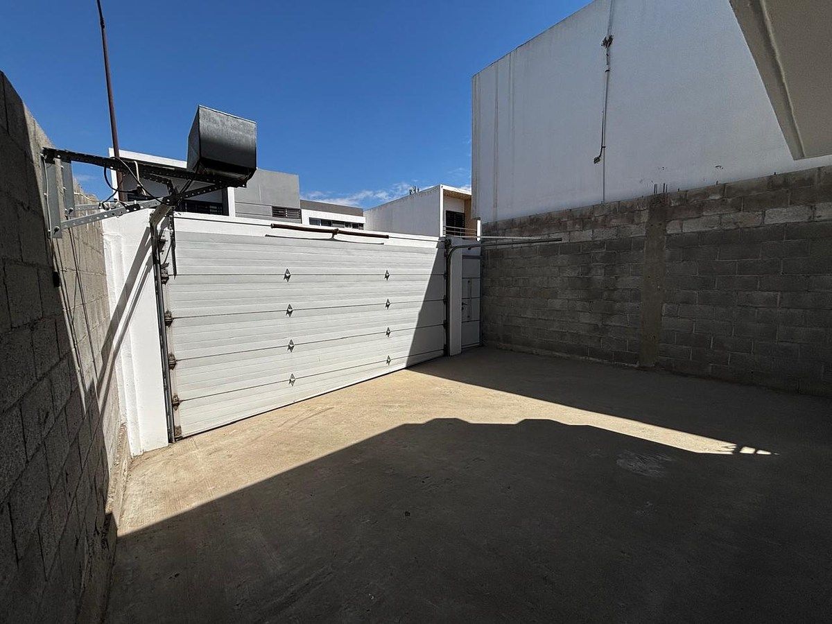 2 de 11: PATIO CON COCHERA