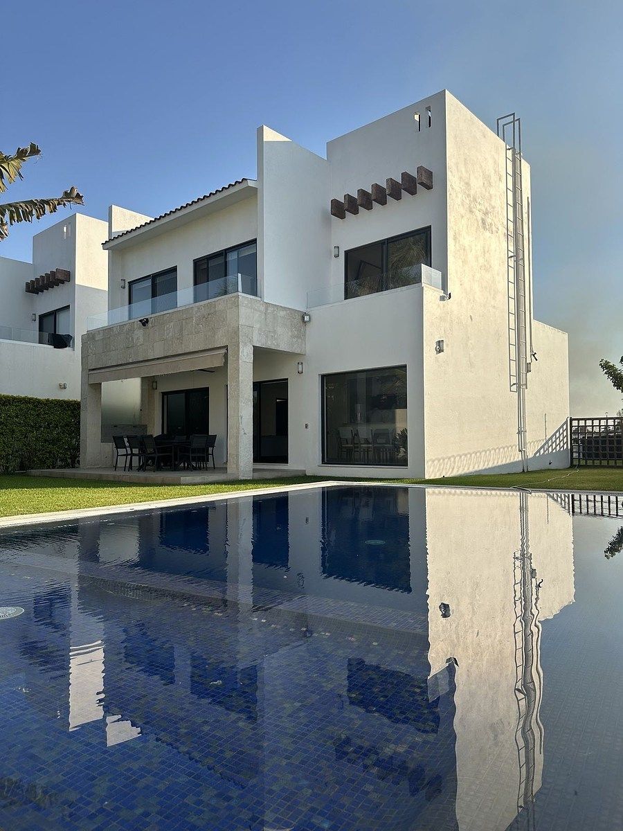 1 de 31: Fachada trasera y alberca de gran tamaño