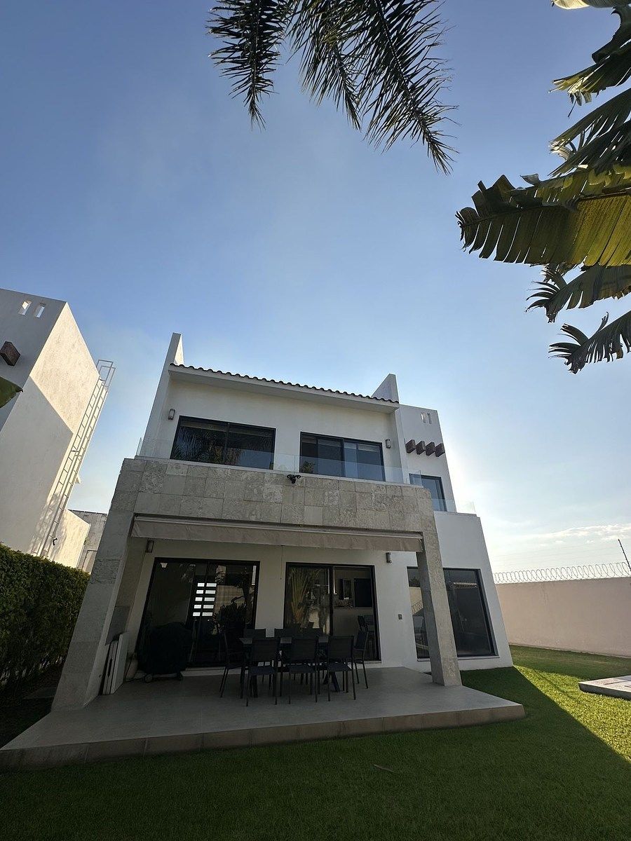 2 de 31: Fachada trasera