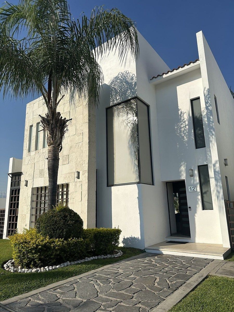 5 de 31: Fachada principal de la villa