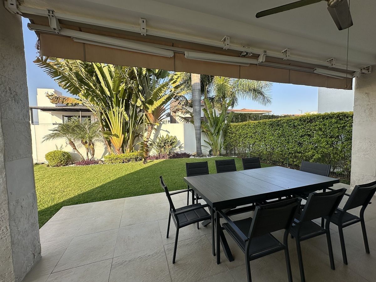 7 de 31: Otras vista del espacio techado en el área de jardín