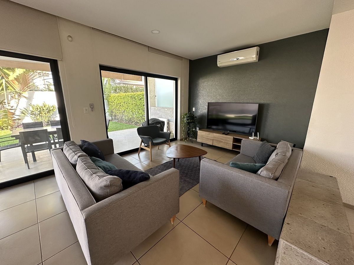 9 de 31: Sala iluminada con excelente vista verde