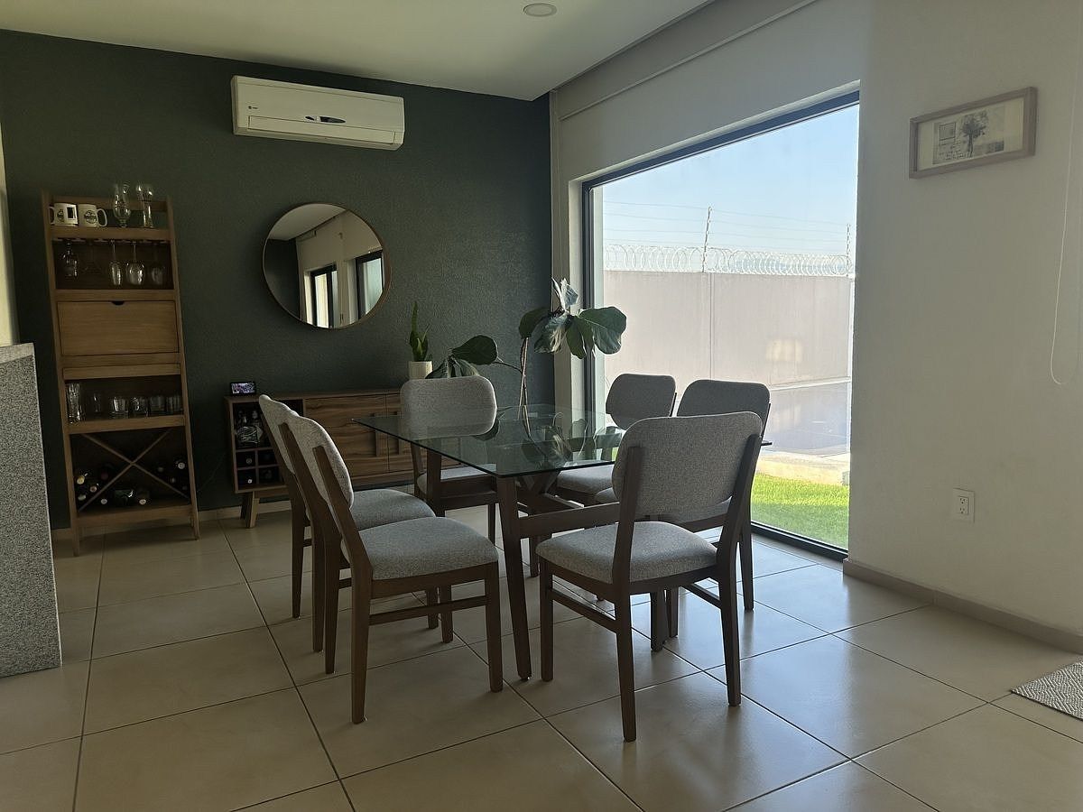 8 de 31: Comedor iluminado con vista a jardín