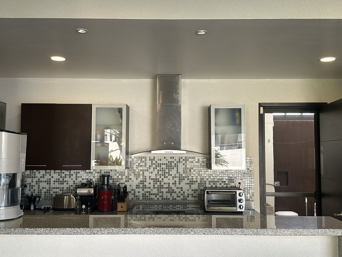 12 de 31: Cocina equipada y barra