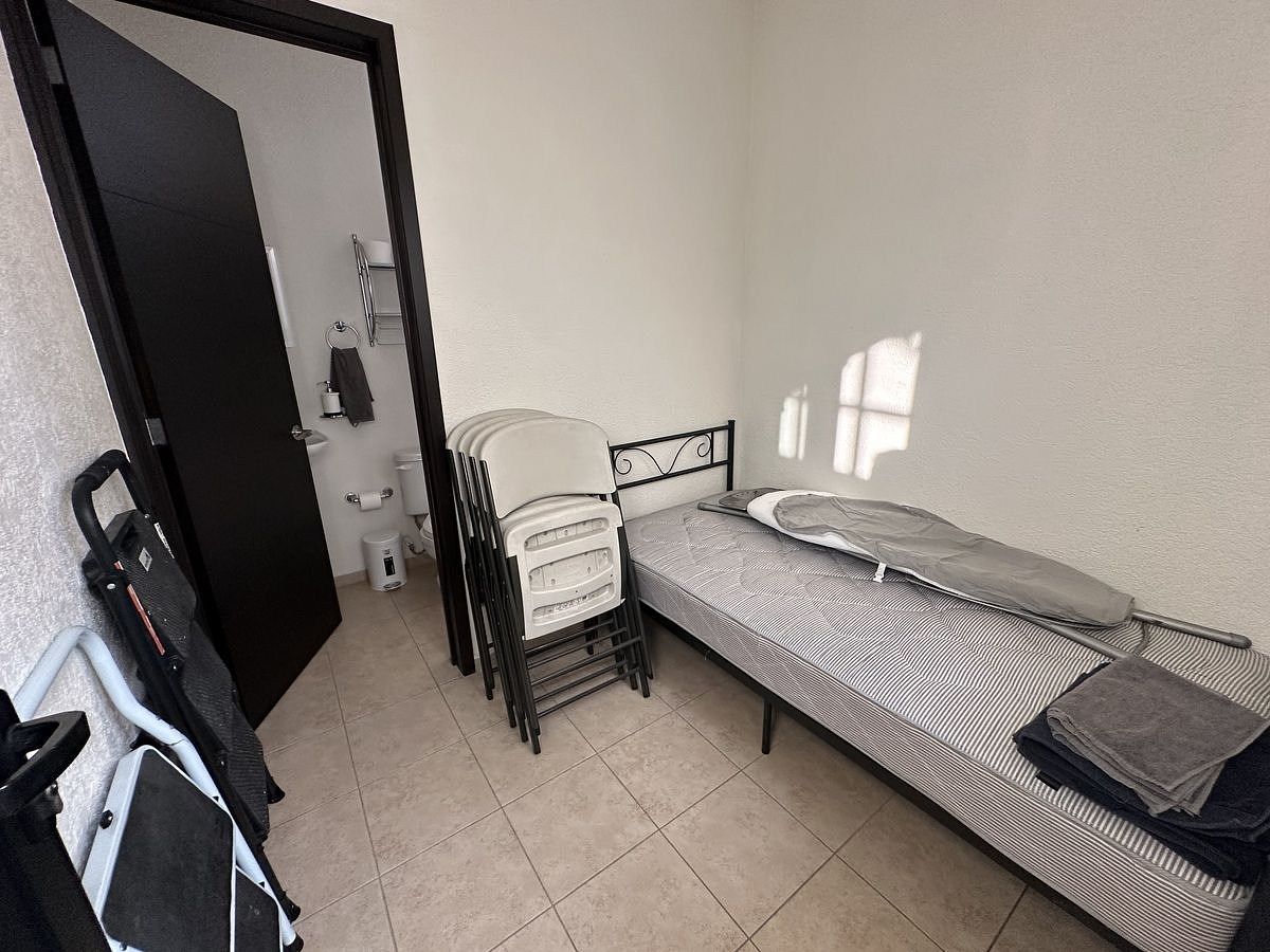 16 de 31: Cuarto de servicio con baño completo fuera de la propiedad