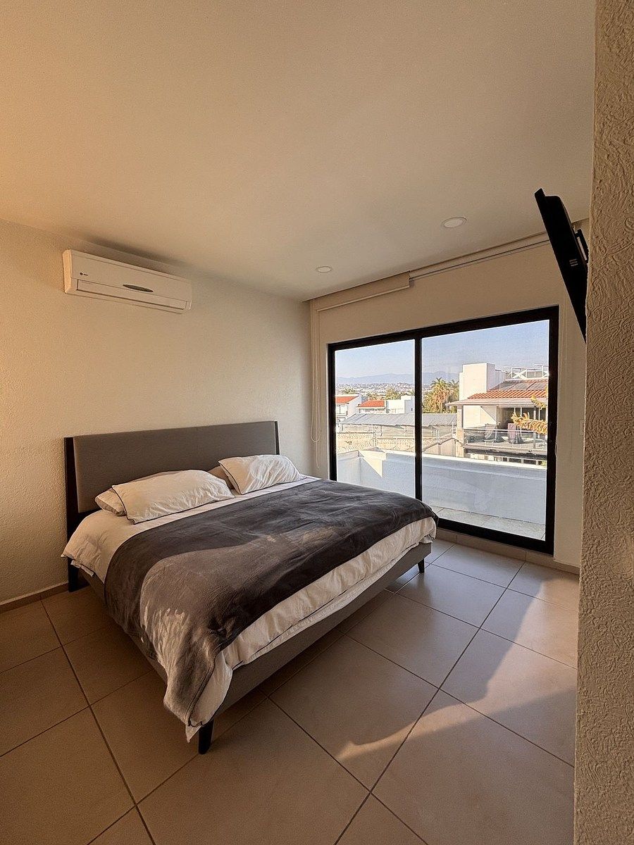 17 de 31: Amplia recámara principal con vista al jardín