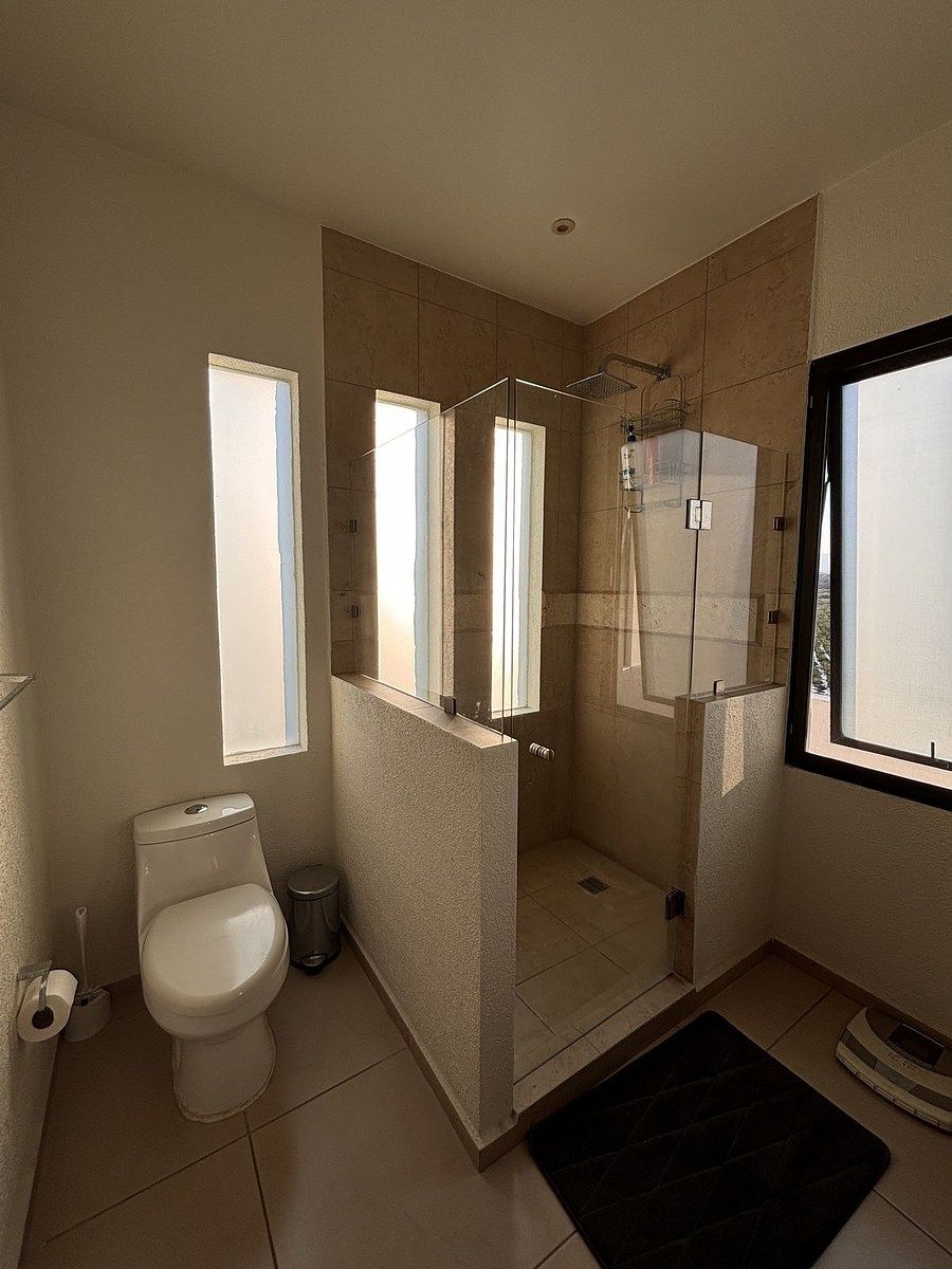 21 de 31: Regadera moderna y buena ventilación natural