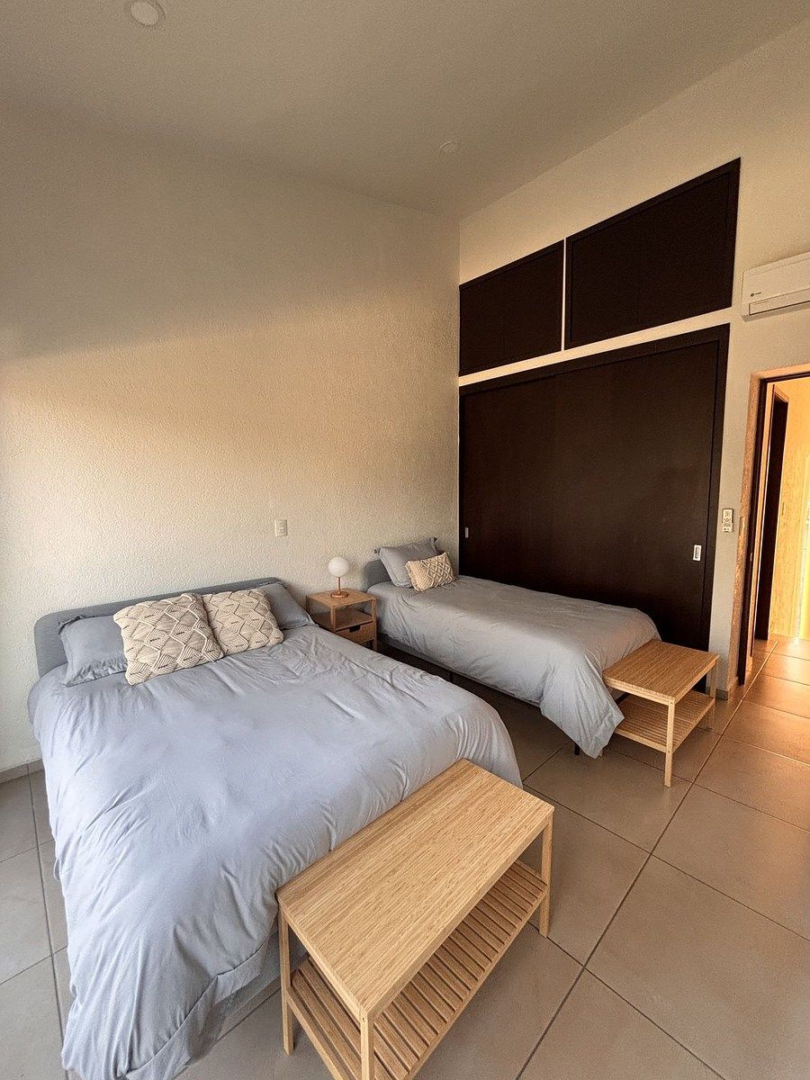 22 de 31: Recámara secundaria con clóset, balcón y aire acondicionado